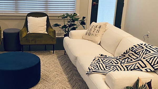 嘉彤意卡曼小編為講解客廳搭配休閑布藝沙發(fā)的方法